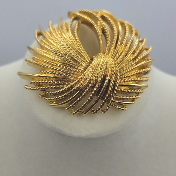 Vintage Monet Goldtone Brooch / 60s / Decorative Pin - Picture 4 of 6